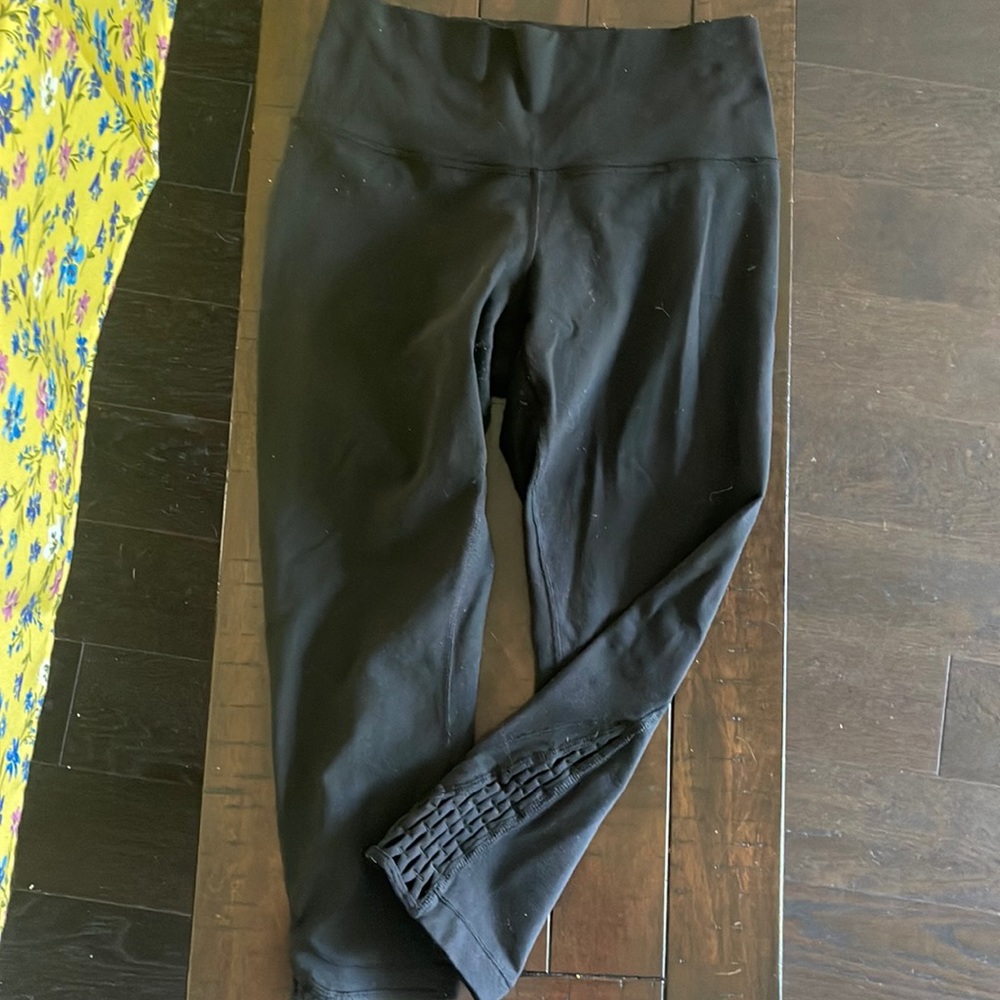 Lululemon capri with woven side